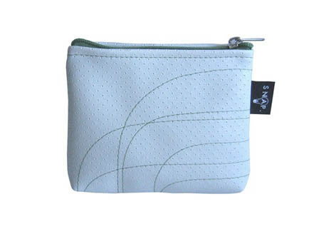 SNAP DESIGN WIND COIN BAG IN PERFORATED WHITE WITH OLIVE